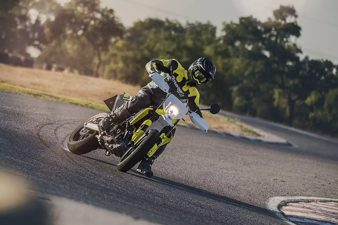 Husqvarna Supermoto 701 2024 derapata Husqvarna Supermoto 701 2024 derapata